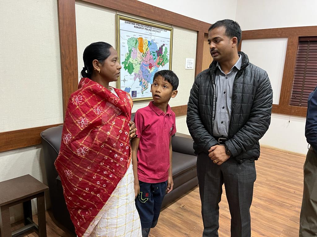 Today the family members of Late Constable Dhanapati Angle were handed over free Accidental Insurance Claim of  Rs.30 lakhs by SBI Damanjodi for maintaining Policy Salary Packege Accounts with SBI without any Premium paid for this. 
Thanks SBI
<a href="/TheOfficialSBI/">State Bank of India</a> 
<a href="/CGMSBIBhu/">CGM (Bhubaneswar Circle), SBI</a>