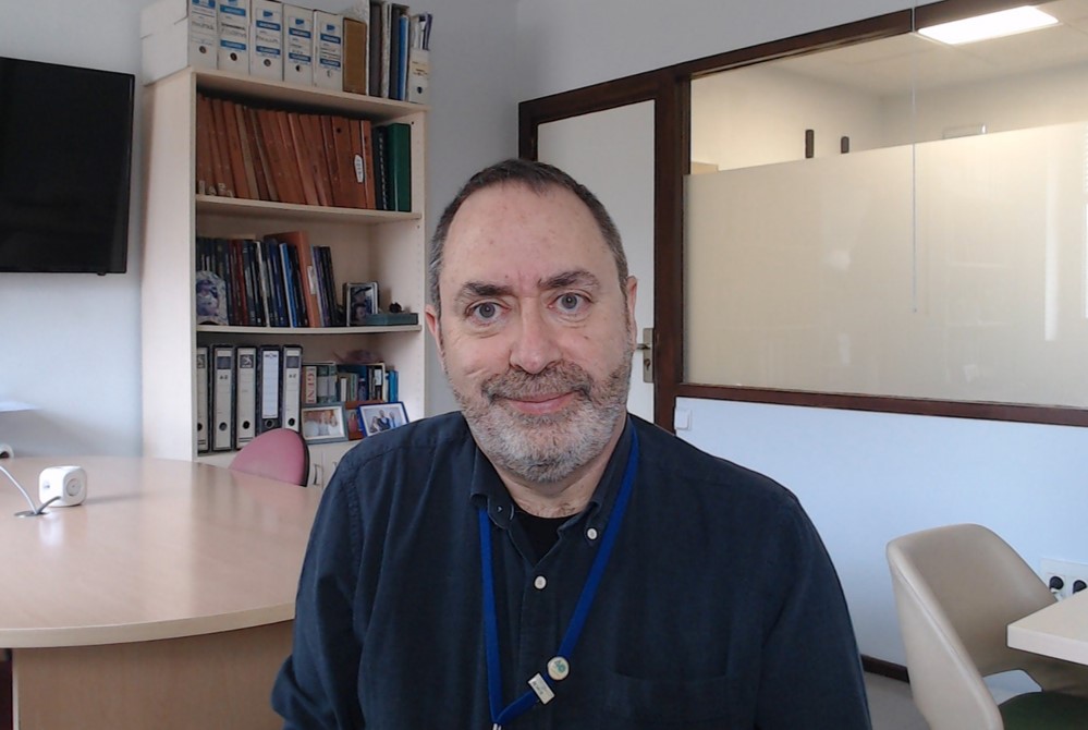 madrimasd's tweet photo. Entrevista a Víctor González, quien nos explica su investigación para poder controlar la infección por SARS-CoV-2, ya que, hasta la fecha, no tiene un tratamiento antiviral específico. Programa #healthstartPlus @madrimasd #REACT_UE
✍️📹https://t.co/lxoZAaEn1X https://t.co/dUgSGyNIqq