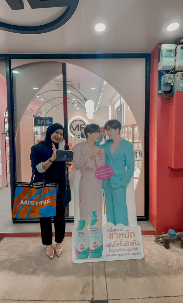 ginjalgadean's tweet photo. JUST SPENT 700baht &amp; GOT THE BAG &amp; I GOT LOT OF FREE PRODUCT!! THANK U SO MUCH @MISTINEOFFICIAL 
•
#LotionMistinexZeeNunew
#MISTINE #MistineBeautyShop #lamPerfectlyME
#Zeenunew #ZeePruk #Nunew https://t.co/2IrdH1h4vi