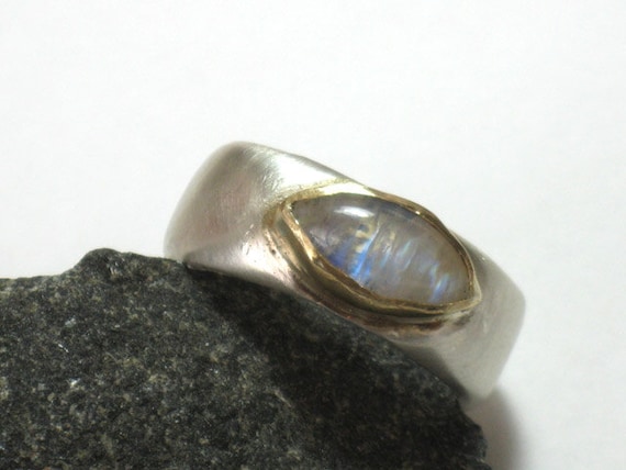 Riorita3's tweet image. Rainbow Moonstone Ring, June Birthstone Ring, etsy.me/3wq1CsJ #moonstonering #rainbowmoonstone #junebirthstonering #silvergoldstone @etsymktgtool