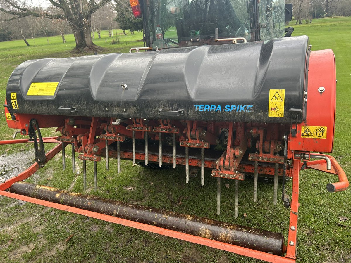 wayne_aris90's tweet photo. Marcus Out with the big guns on greens today! Verti drain with 19mm diameter tines down to 7 inch depth to improve air and water movement through the profile. This should help keep the greens firm and healthy after another 20mm of rain overnight. Now for the cold snap!! https://t.co/lBbKCgc5S5