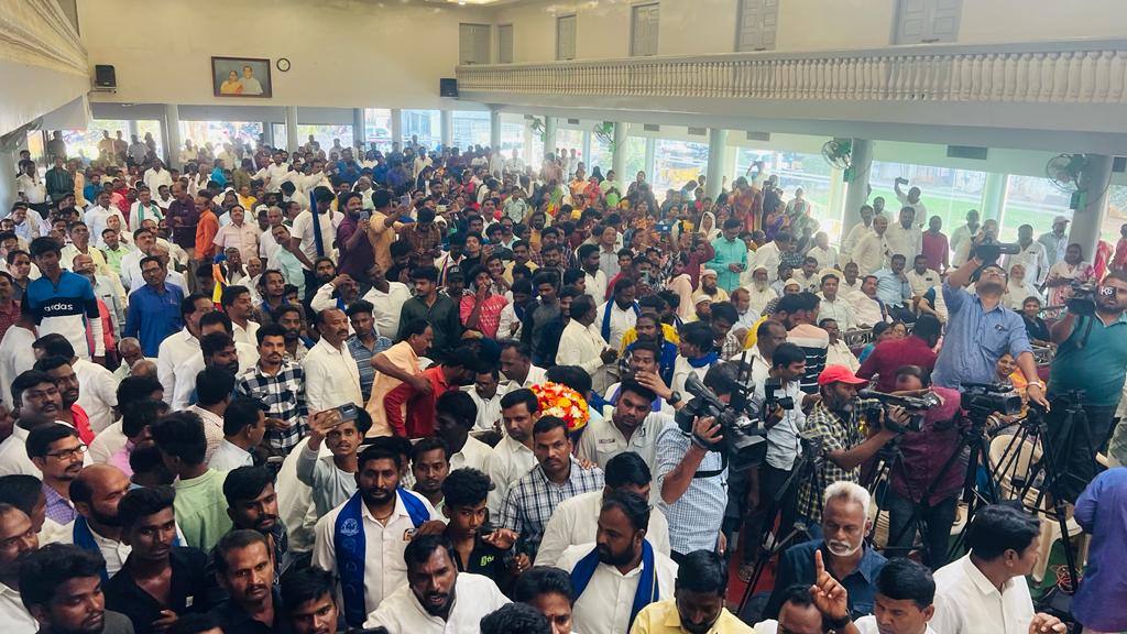BhimArmyChief's tweet photo. तेलंगाना के निज़ामबाद जिले में आज SC/ST कर्मचारियों के सम्मेलन में आज सम्मलित होना हुआ। उनकी सभी समस्याएं सुनी और निजीकरण के खिलाफ़ व बैकलॉग पूरा कराने के लिये एक बड़े आंदोलन कि रूप-रेखा तैयार कि गई। बहुजन समाज को मज़बूत करने के लिए तेलंगाना में स��गठन का विस्तार किया जाएगा। https://t.co/1Mrm5Ptbdi
