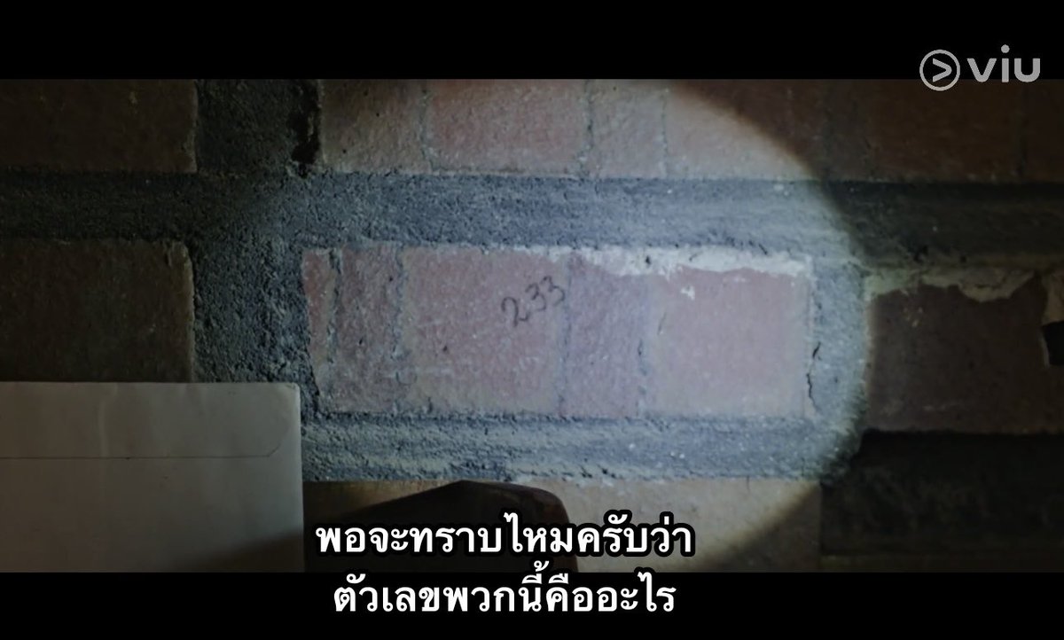 butterhwang's tweet photo. ฉลาดมากๆๆ คือพระเอกสังเกตเห็นว่าที่ผนังหน้าบ้านทุกหลังจะมีตัวเลขเล็กๆเขียนอยู่ พอเดินสำรวจทุกบ้านแล้วก็พบว่าตัวเลขนี้แทนสมาชิกในบ้านที่ฆาตกรแอบเขียนไว้ 3=เด็ก 2=ผญ. 1=ผช. ฆาตกรจะเลือกลงมือเฉพาะบ้านที่มีแต่ผญ.กับเด็ก กุตบเข่าฉาด สนุกสุดๆๆ https://t.co/LFU3TUHjqT