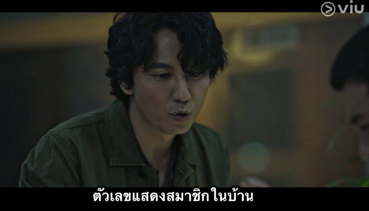 butterhwang's tweet photo. ฉลาดมากๆๆ คือพระเอกสังเกตเห็นว่าที่ผนังหน้าบ้านทุกหลังจะมีตัวเลขเล็กๆเขียนอยู่ พอเดินสำรวจทุกบ้านแล้วก็พบว่าตัวเลขนี้แทนสมาชิกในบ้านที่ฆาตกรแอบเขียนไว้ 3=เด็ก 2=ผญ. 1=ผช. ฆาตกรจะเลือกลงมือเฉพาะบ้านที่มีแต่ผญ.กับเด็ก กุตบเข่าฉาด สนุกสุดๆๆ https://t.co/LFU3TUHjqT