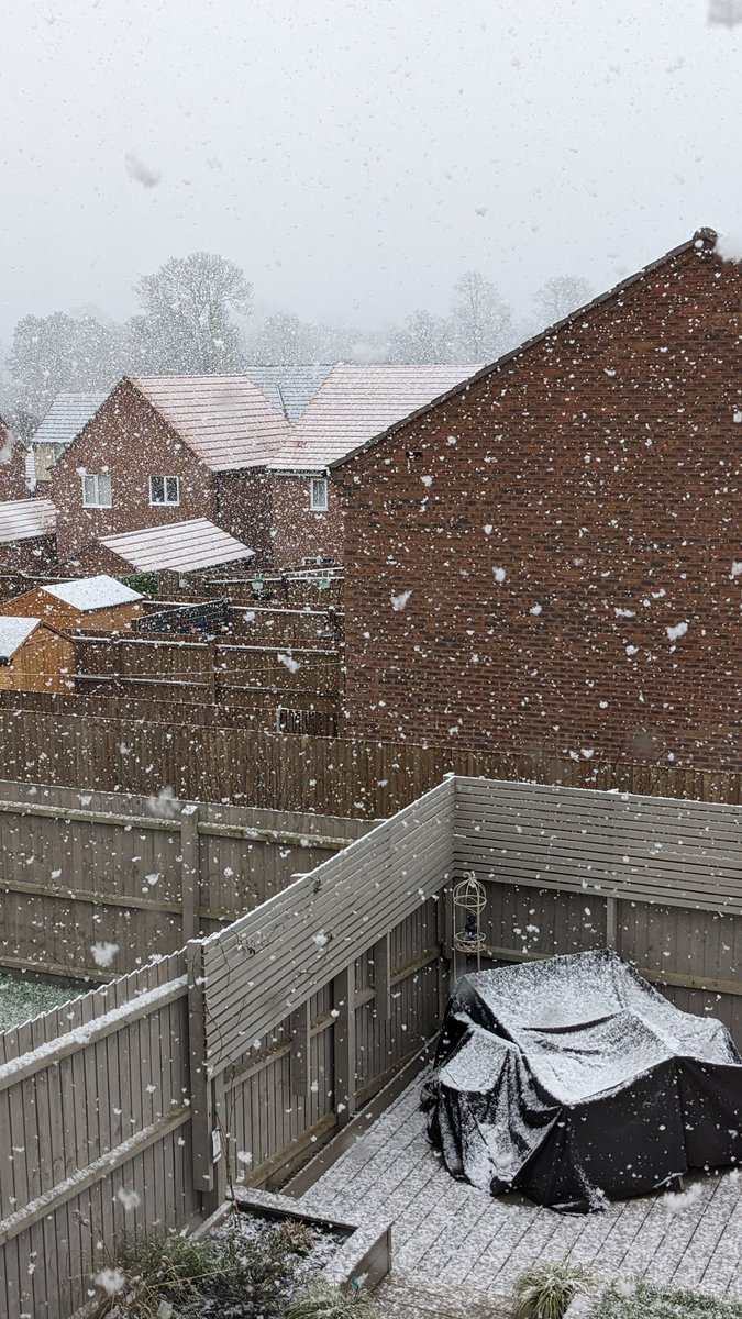 scatch85's tweet photo. @TheSnowDreamer Leicestershire currently https://t.co/VGIsXsQO6D