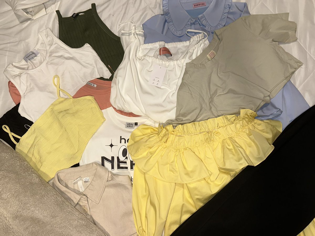 รอบนี้เค้าจะมาส่งต่อเสื้อผ้าแบรนไอจี uniqlo h&amp;m มีมากกว่าในรูปงับ
รี+ปักลด 5 บาท🤍#choosedress #ส่งต่อuniqlo #laglace #ส่งต่อcintage #ส่งต่อเสื้อผ้า #ส่งต่อเสื้อผ้ามือ2 #โล๊ะตู้เสื้อผ้า #ส่งต่อเสื้อผ้าy2k #ส่งต่อเสื้อผ้ามือสอง #romnd #ส่งต่อคสอ #ส่งต่อสกินแคร์ #cintageshopส่งต่อ