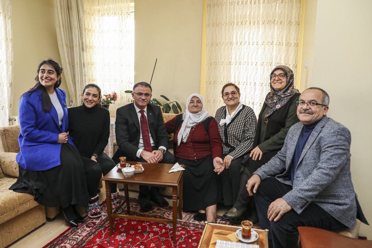 Valimiz Sn. Ozan Balcı, Van Kedisinin dünyaya tanıtımında önemli roller üstlenen Sn. Sevim Kaptanoğlu’nu evinde ziyaret etti. 

++