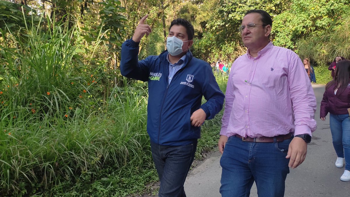 jdavidarangog's tweet photo. Acompañamos al Alcalde de Manizales @carlosmmarinc y su equipo de trabajo a un recorrido por las veredas Morrogacho, La Aurora y La Argelia. Allí se registran varios deslizamientos que comprometen la banca. ⬇️🧵 https://t.co/BwHmP6TQmq