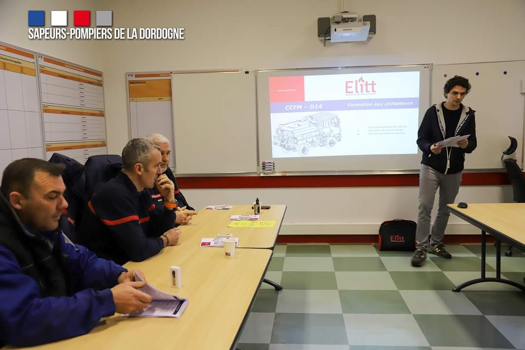 pompiers24's tweet photo. 🚨 A l’honneur !
Nos mécaniciens !
Ce sont des professionnels des @pompiers24, ils sont formés régulièrement sur les dernières innovations des nouveaux véhicules pour intervenir #H24. 
Sans eux les camions rouge 🚒 restent aux garages 
📷 S.Lavergne
#Elitt  #CCFM https://t.co/d2DWsJ389R