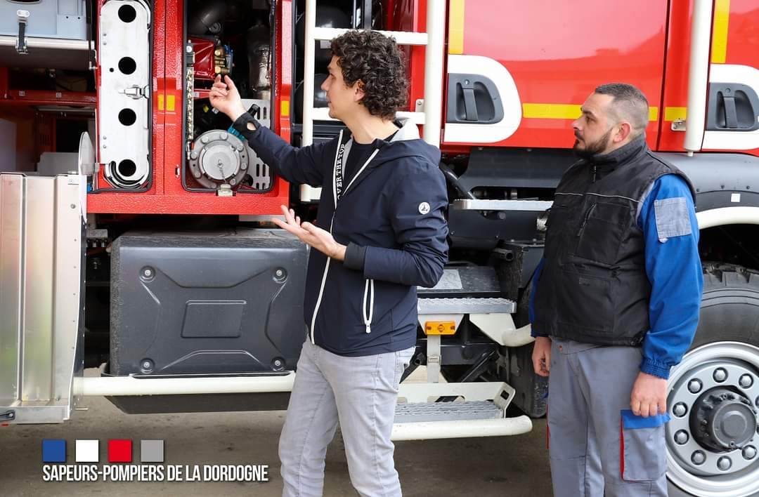 pompiers24's tweet photo. 🚨 A l’honneur !
Nos mécaniciens !
Ce sont des professionnels des @pompiers24, ils sont formés régulièrement sur les dernières innovations des nouveaux véhicules pour intervenir #H24. 
Sans eux les camions rouge 🚒 restent aux garages 
📷 S.Lavergne
#Elitt  #CCFM https://t.co/d2DWsJ389R