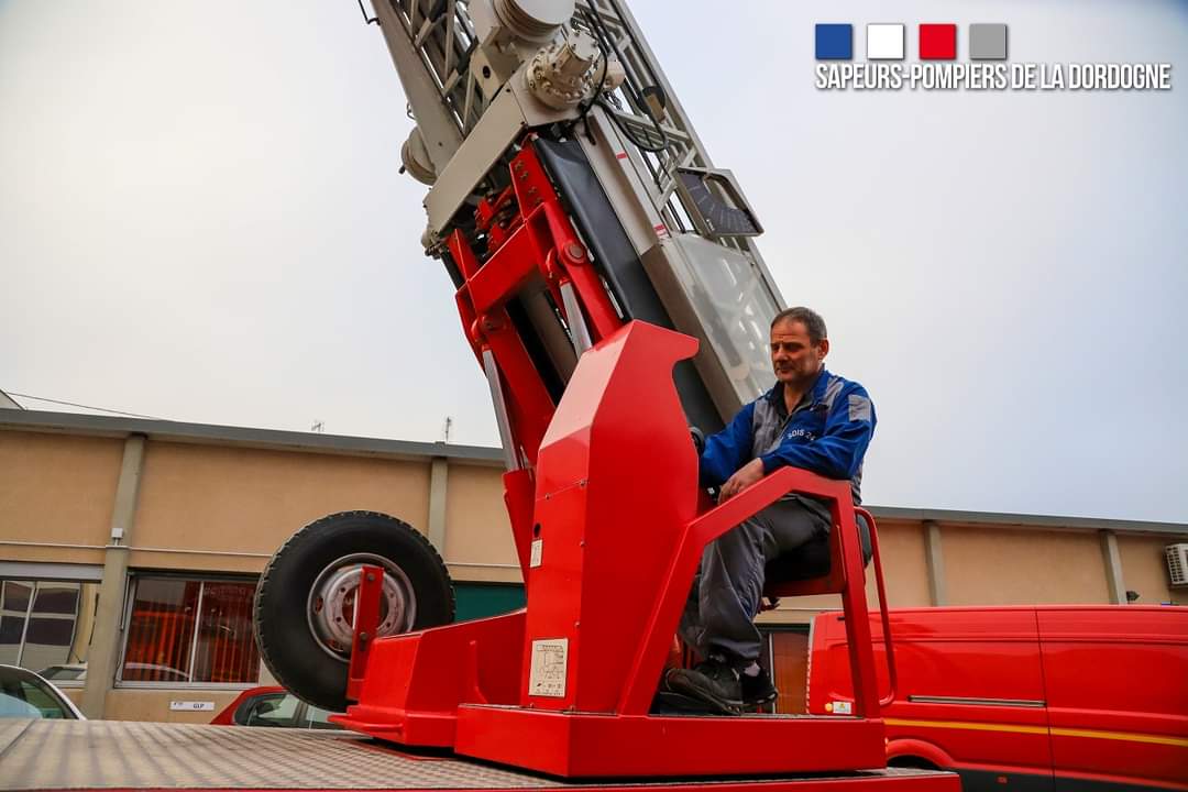 pompiers24's tweet photo. 🚨 A l’honneur !
Nos mécaniciens !
Ce sont des professionnels des @pompiers24, ils sont formés régulièrement sur les dernières innovations des nouveaux véhicules pour intervenir #H24. 
Sans eux les camions rouge 🚒 restent aux garages 
📷 S.Lavergne
#Elitt  #CCFM https://t.co/d2DWsJ389R