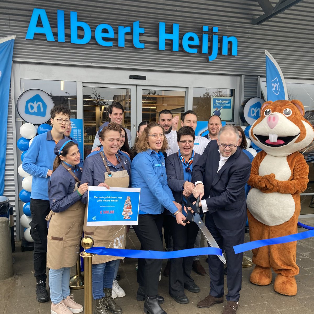 Vandaag heropende wethouder <a href="/rogier_tetteroo/">Rogier Tetteroo 🍀</a> de <a href="/albertheijn/">Albert Heijn</a> in Westergouwe. De meest circulaire supermarkt van Nederland is bijna anderhalf keer groter geworden en het assortiment is flink uitgebreid!