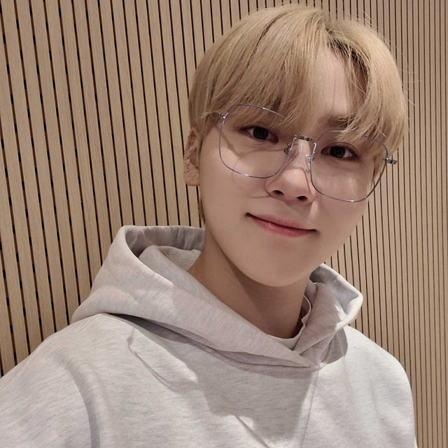 hannieberriess's tweet photo. Selca with my Bias Wrecker ❤️❤️
HAPPY SEUNGKWAN DAY!🍊
#경축_아기귤탄절_승관이날
#OUR_BOOtamin_day
#CSD #CaratSelcaDay #SEVENTEEN #SEUNGKWAN #BOODAY https://t.co/ljlrKQovsP