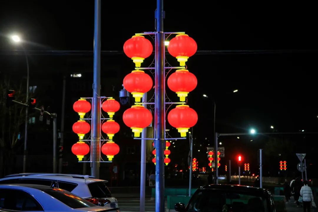 DailyBeijing's tweet photo. Red lanterns are hanging on the street, #cute #rabbit LED boards are lighting the road, colorful lucky bags are flying on the treetops...The #SpringFestival atmosphere in Qingyuan sub-district in #Beijing Daxing is getting stronger. #SpringFestivalShot @iChongqing_CIMC https://t.co/rKl462Hsnp
