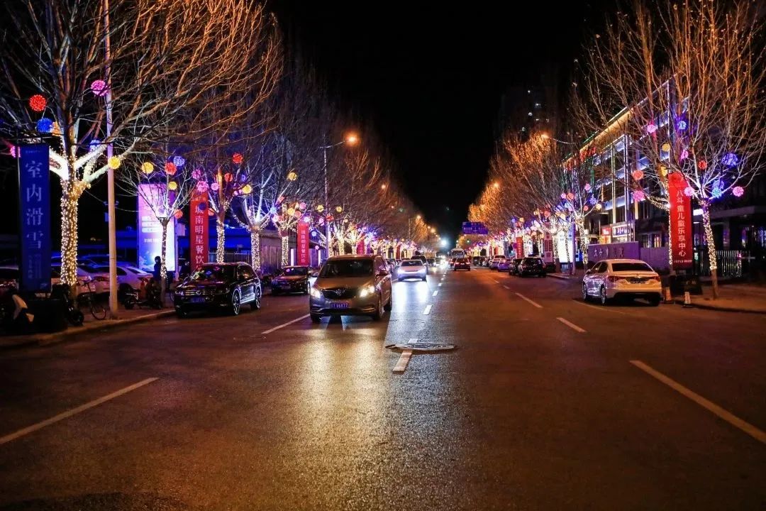 DailyBeijing's tweet photo. Red lanterns are hanging on the street, #cute #rabbit LED boards are lighting the road, colorful lucky bags are flying on the treetops...The #SpringFestival atmosphere in Qingyuan sub-district in #Beijing Daxing is getting stronger. #SpringFestivalShot @iChongqing_CIMC https://t.co/rKl462Hsnp