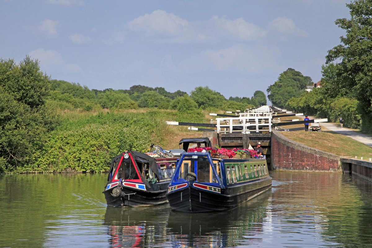 VisitWiltshire's tweet photo. The Caen Hill flight of 29 locks stretches over 2 miles and is one of the most famous along the Kennet and Avon canal!

@CanalRiverTrust 

#timeforwiltshire https://t.co/YfOv9SUqrb
