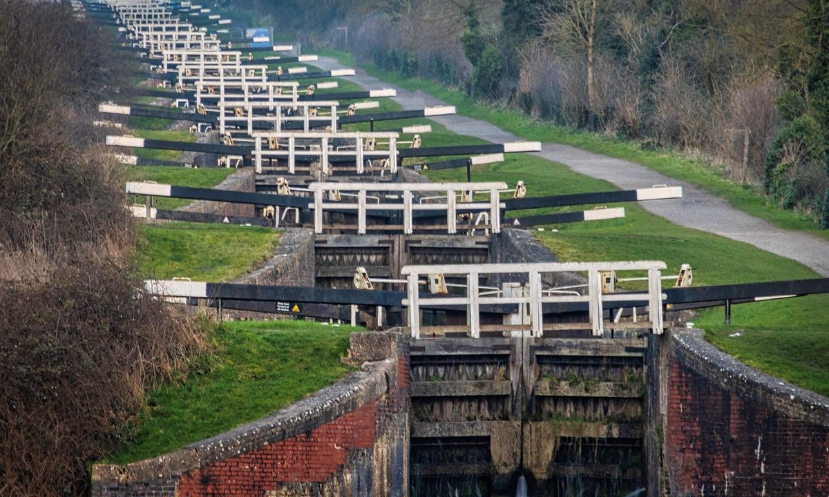 VisitWiltshire's tweet photo. The Caen Hill flight of 29 locks stretches over 2 miles and is one of the most famous along the Kennet and Avon canal!

@CanalRiverTrust 

#timeforwiltshire https://t.co/YfOv9SUqrb