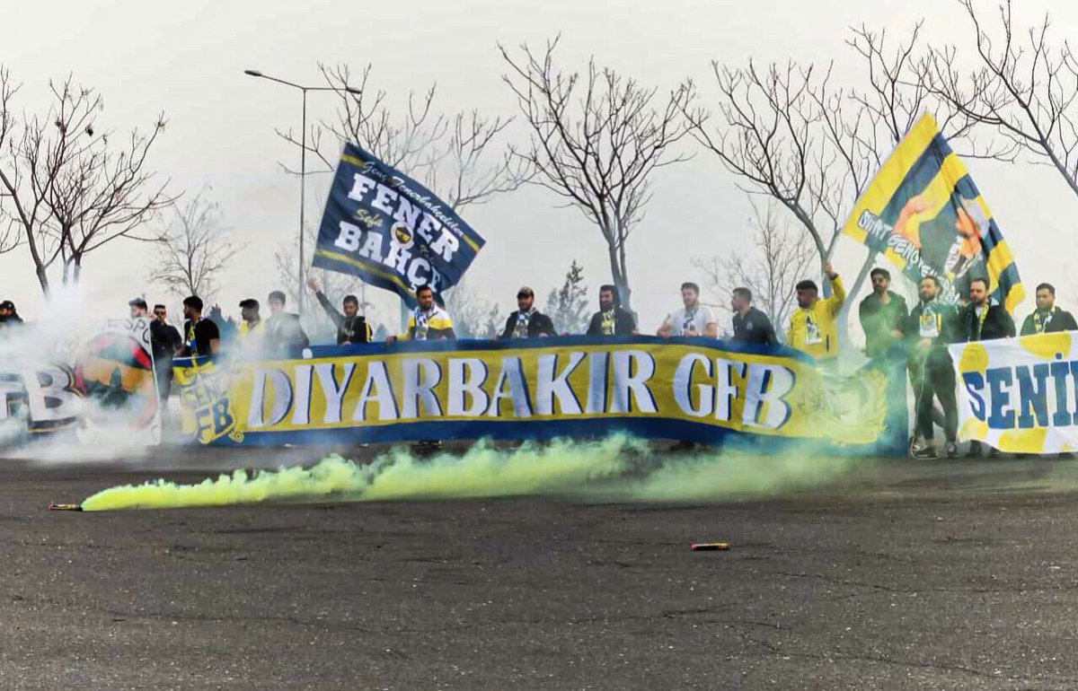 Bir meşale gibidir Fenerbahçe tribünü. Bitti zannedenlere inat yanar ardı ardına! #DiyarbakırGFB