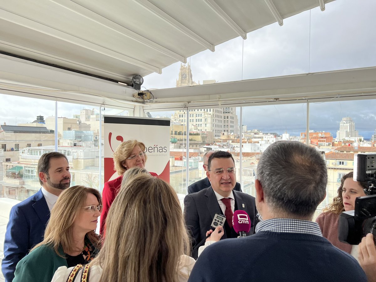 Hoy, desde el cielo de Madrid, en la Plaza Pedro Zerolo, promocionando los #vinosdeValdepeñas de la #DOValdepeñas, para conseguir que lleguen a toda la restauración. 

Tenemos #vinosdecalidad, de los mejores de España, y tenemos que contarlo.

@campoyalmaCLM @AgriculturaClm