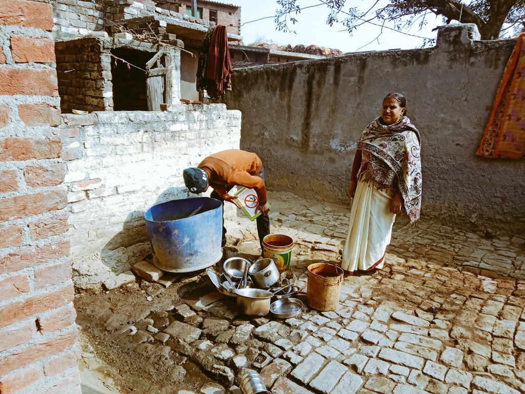 आज दिनांक 16/01/23 को एंबेड परियोजना फ़ैमिली हेल्थ इंडिया के सहयोग से विकास खण्ड समरेर के ग्राम मुगर्रा में मलेरिया के बारे में जागरुक करते हुऐ, बचाव हेतु लार्वा सर्वे के दौरान साफ सफाई करवाते हुए ll
<a href="/sksomya/">Som Sharma</a> 
<a href="/Isakshi1610/">Sakshi pawar</a> 
<a href="/santoshbhargav2/">Dr. Santosh Bhargava</a> 
<a href="/FamilyhealthIn/">Family Health India</a> 
<a href="/MalariaBudaun/">District Malaria Office</a>