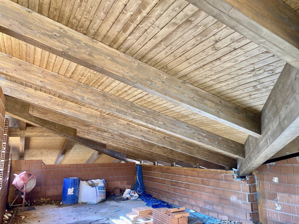 trcestructuras's tweet photo. Ejecución de #cubierta con #estructurademaderalaminada , #panelsandwich #thermochip de #madera, lámina impermeable transpirable y rastrel de ventilación. #trcestructurasdemadera #maderalaminada #trcestructuras #viviendas #naves #palaciosdegoda #arevalo #avila #cubiertas https://t.co/184kZrtrvc