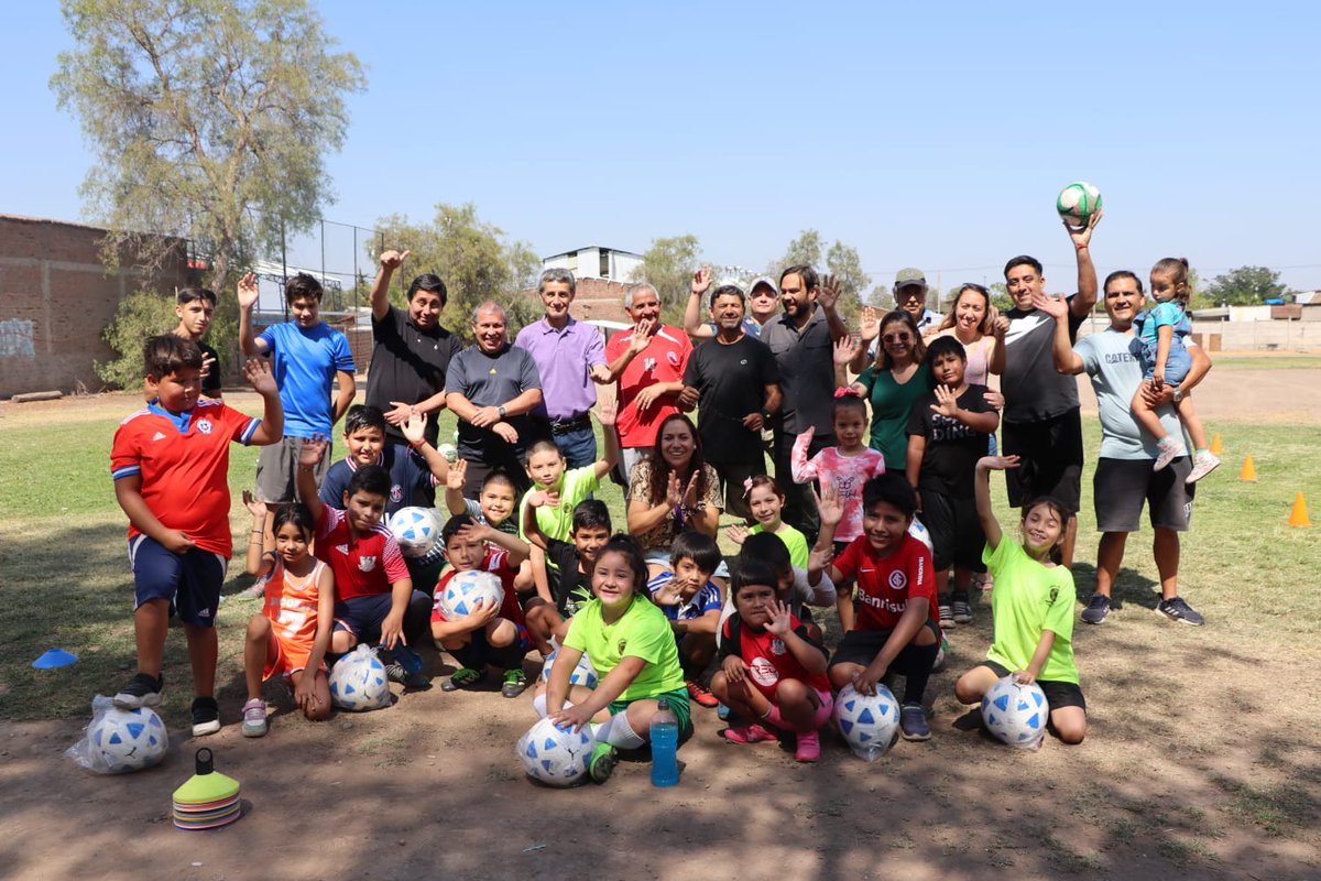 SE REALIZA DONACIÓN DE BALONES A ESCUELA DE FÚTBOL LIBER-ARTE DE SAN JOAQUÍN

El 7 d enero, nuestra Fundacion Accion Deportiva realizo donacion d balones a Escuela d Futbol Liber-Arte, proyecto gratuito con enfasis social q se lleva a cabo los sabados en la comuna d San Joaquin