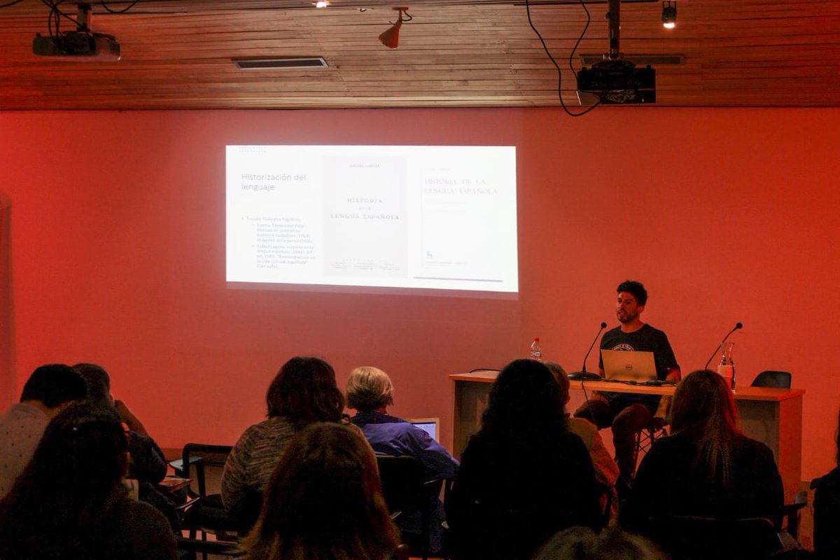 <a href="/DarioRojasUCh/">Darío A. Rojas</a> en la segunda parte del curso "Las lenguas y los futuros de su historia", expone cómo la memoria en el caso de la lengua se da de manera heterogénea y los contextos políticos que rodean a los textos acerca de la historia de la lengua española. #evglotopolitica