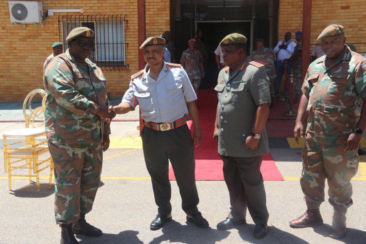 SANDF_ZA's tweet photo. READ || A new era has dawned at the Logistics Division, as newly appointed Chief Logistics, Lieutenant General Xolani Brian Ndlovu and the predecessor Lieutenant General Jabulani Sydney Mbuli had an official handing over ceremony.

https://t.co/wqd4YHHQek

#SANDF
#LogDivision https://t.co/S4MWiK142e