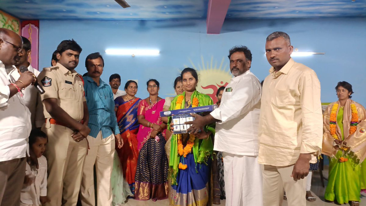 NGOPIREDDY5's tweet photo. AP.ప్రకాశం దర్శి నియోజకవర్గం తెలుగుదేశం పార్టీ ఆధ్వర్యంలో ముగ్గుల పోటీలో పాల్గొన్న మహిళకు బహుమతులు అందజేశారు దొనకొండ మండలం NN పల్లి మీ నిమ్మకాయల సుబ్బారెడ్డి తెలుగుదేశం సీనియర్ నాయకుడు, 🚲🚲🚲 https://t.co/Fa7nNBLHj7