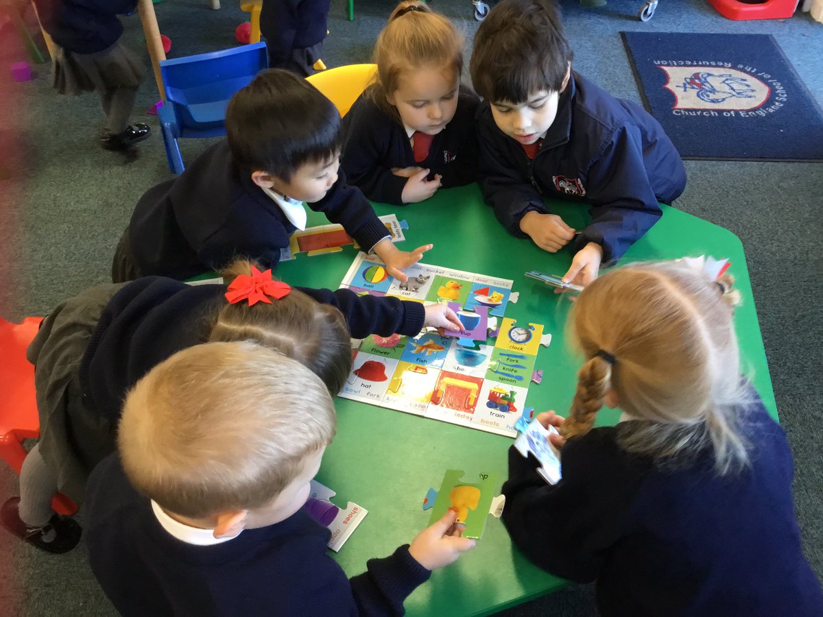 CEResurrection's tweet photo. #Teamwork in action, nursery children helped each other to complete the jigsaw. #CommunicationAndLanguage #EYFS #Finemotorskills #SolvingPuzzles https://t.co/aXe2z4AH4c