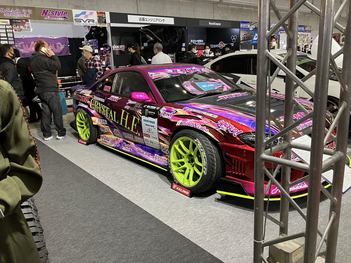 AHO4tm2's tweet photo. オートサロン1日目に撮った写真②
アライブフーンの主人公機に似ているけどステッカーが色々違う。
でもこのボンネットのデザイン、直樹さんのマシンの中では個人的上位。 https://t.co/AMqPxYeFpl