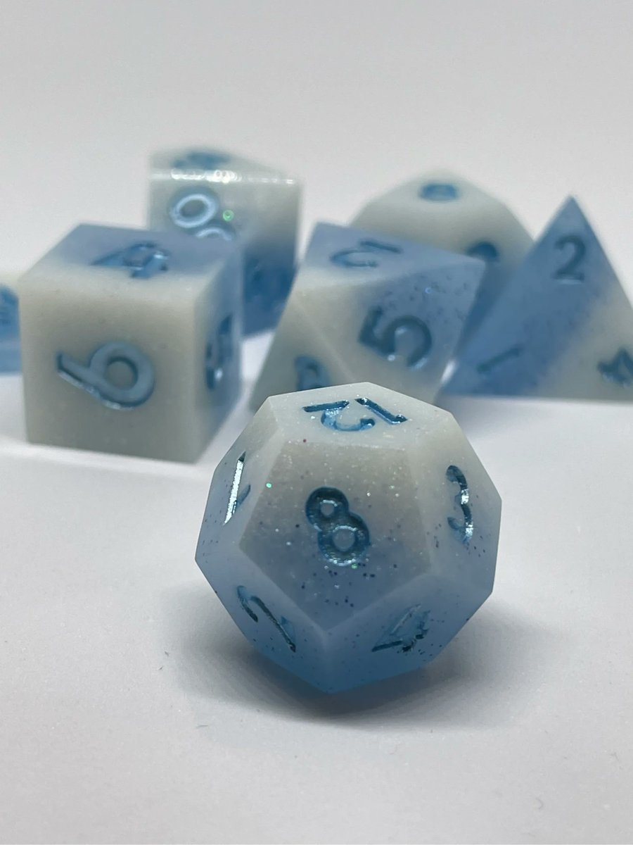 🫐 Blueberry Dreams 🫐

This is a split pour design with a pretty blue and white style. 

#dice #dnddice #ttrpg #handmadedice #d20 #dnd