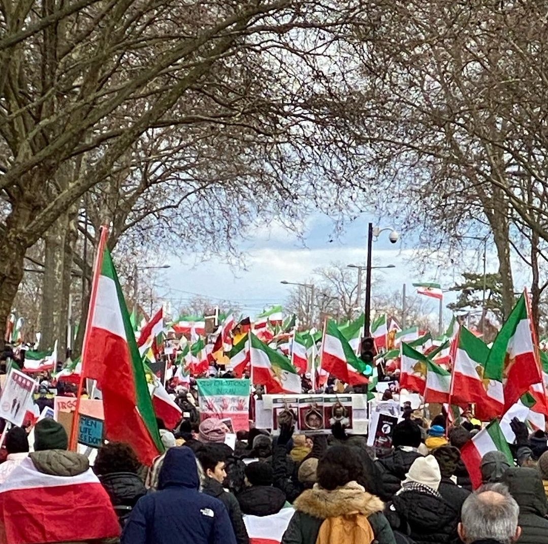 مهسا جان، از زمانیکه چشمانت را بستی، هموطنانت به دادخواهی تو و گل‌های پرپری چون خودت، یک خانواده شدن و با دست خالی در برابر دیکتاتور چه‌ کارها که نکردن، امروز هم بزرگترین گردهمایی ایرانیان روبروی پارلمان اروپا برای تروریست شناختن قاتلانت اتفاق افتاد.
#IRGCterrorists 
#MahsaAmini