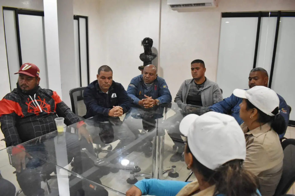 DiarioTalCual's tweet photo. Con detenciones y amedrentamiento oficialismo disuelve protesta de sidoristas #TalCual #ClaroyRaspao #CuandoNo https://t.co/1gwfNpLXct https://t.co/mh6uMfSQXs