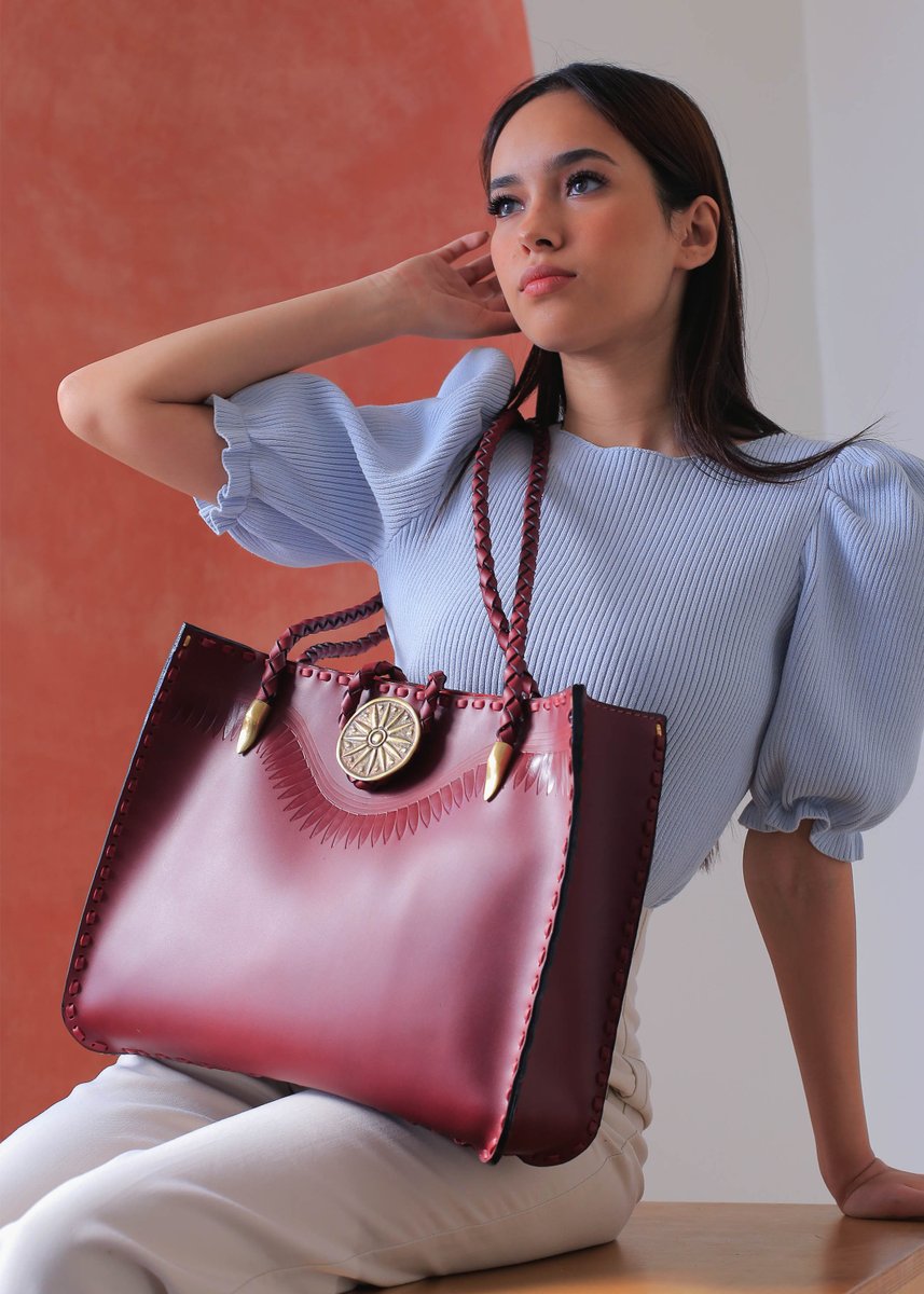 SamiAmindesigns's tweet photo. Our iconic Shams bag, available in 6 leather colors.
Dm us your order.
https://t.co/YRRiYu7cK9
#SamiAminDesigns #ShamsNewClassic #NewClassicCollection #Handmade #GenuineLeather #Brass #Handbag #ArtPiecesToWear https://t.co/MnmWgQ1vjV