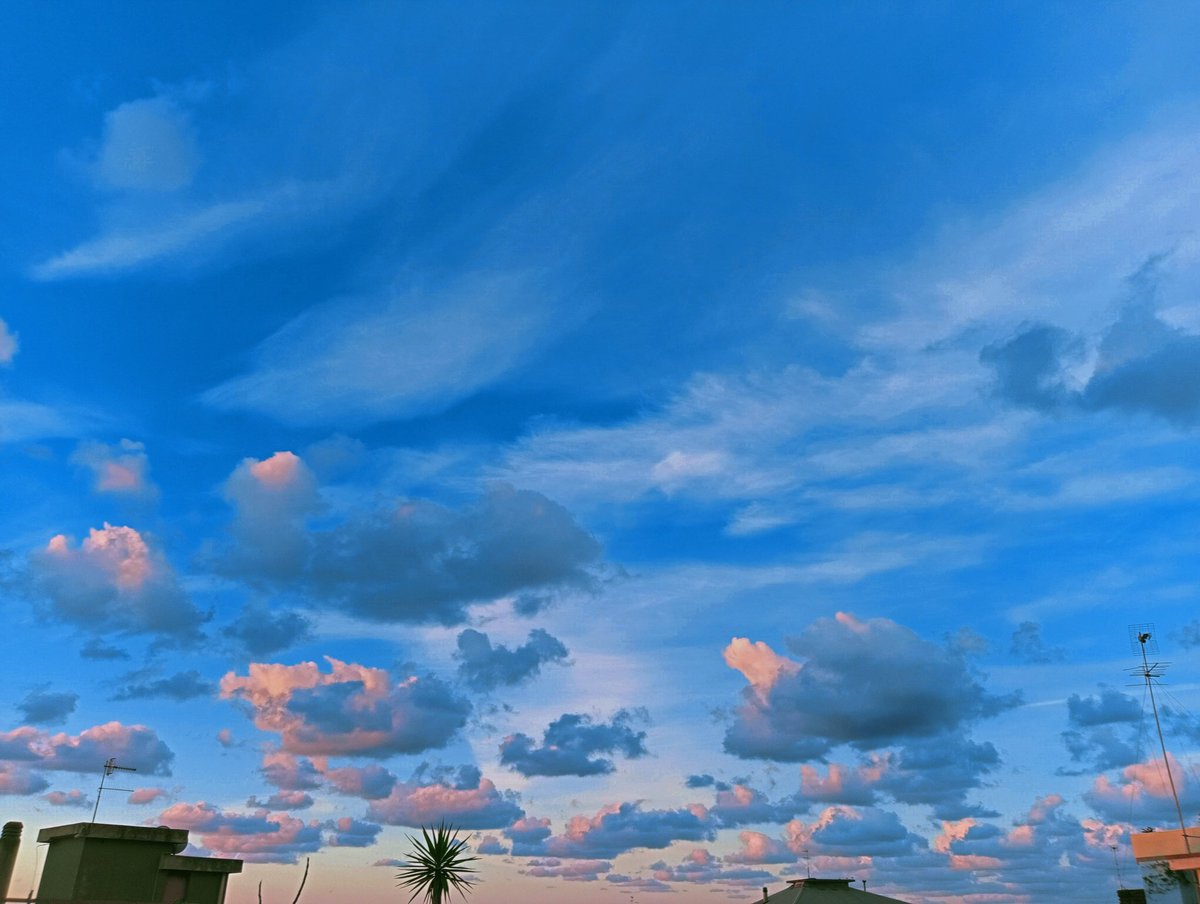 Huge connection with the sky..
#Mondayvibes #beatifulday