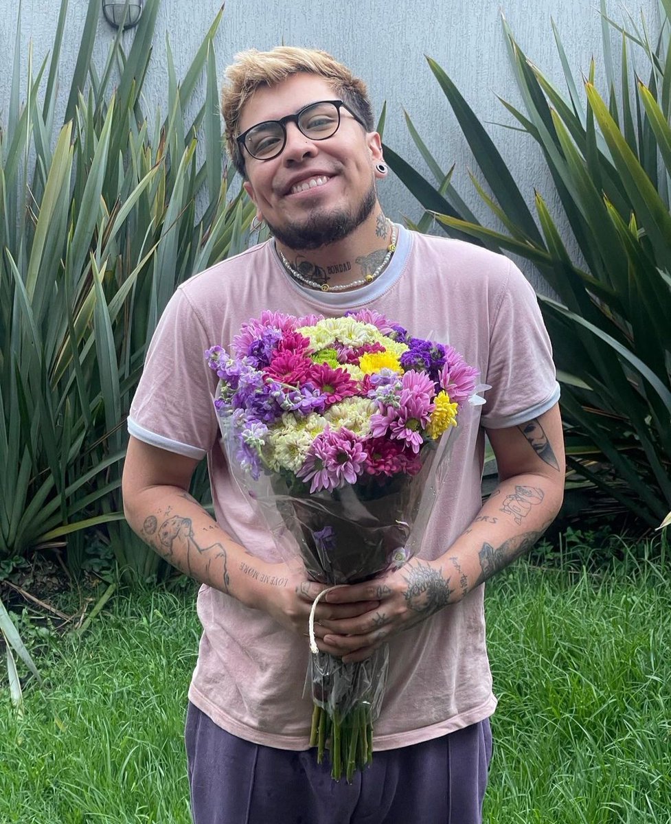 CarolainToca's tweet photo. JuanDa auto regalandose flores, porque Myley Cyrus en su canción Flowers dice que uno mismo se puede comprar sus flores, escribir su nombre en la arena y hablar consigo mismo. 
Se llama amor propio, todos deberíamos tener mucho de eso. https://t.co/DieDl2EDsK