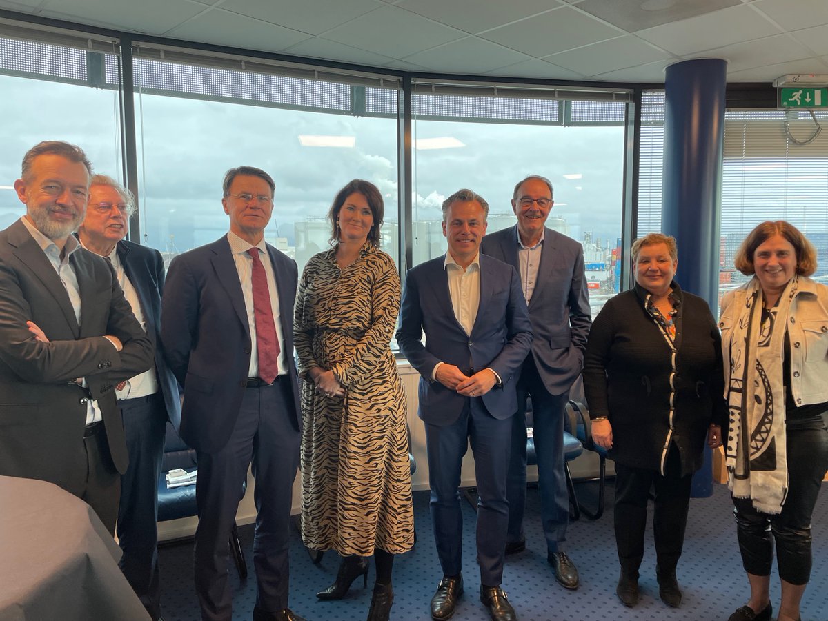 Topsector Logistiek (@tslogistiek) on Twitter photo ๐ผMinister <a href="/markharbers/">Mark Harbers</a> (<a href="/MinIenW/">Ministerie van Infrastructuur en Waterstaat</a>) ontvangt Topsector Logistiek Resultatenboek tijdens werkbezoek bij Koole Terminals๐ผ
โก Ook meer weten over de impact die we maken binnen het Topsector Logistiek programma? Bekijk ons Resultatenboek hier: โฆultatenboek2022.topsectorlogistiek.nl
<a href="/Dinalognews/">TKI Dinalog</a> ๐ผMinister <a href="/markharbers/">Mark Harbers</a> (<a href="/MinIenW/">Ministerie van Infrastructuur en Waterstaat</a>) ontvangt Topsector Logistiek Resultatenboek tijdens werkbezoek bij Koole Terminals๐ผ
โก Ook meer weten over de impact die we maken binnen het Topsector Logistiek programma? Bekijk ons Resultatenboek hier: โฆultatenboek2022.topsectorlogistiek.nl
<a href="/Dinalognews/">TKI Dinalog</a>