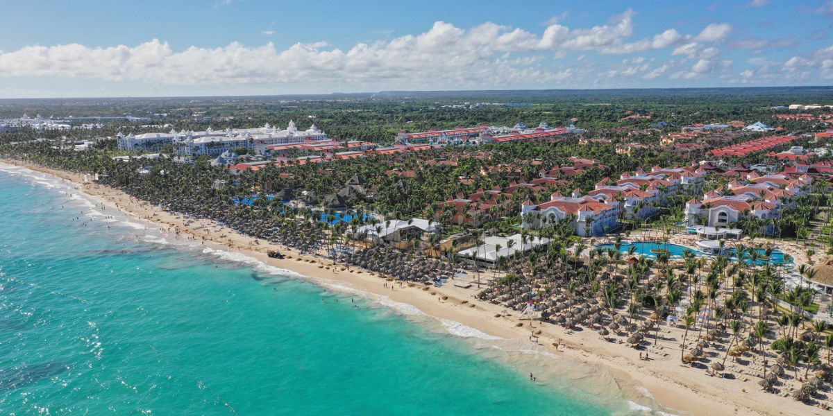PromosaereasAR's tweet photo. 😱Hotel #BahíaPríncipe: hasta 55% Off + 1er niño gratis acompañado de dos adultos en hoteles seleccionados
Para reservar hasta el 25 de enero de 2023 y estadías hasta el  1 de enero de 2024 
(aplica a hoteles en 🇩🇴, 🇲🇽 y 🇯🇲)

https://t.co/0Q68kvdcGs https://t.co/5EuSp4dGJR
