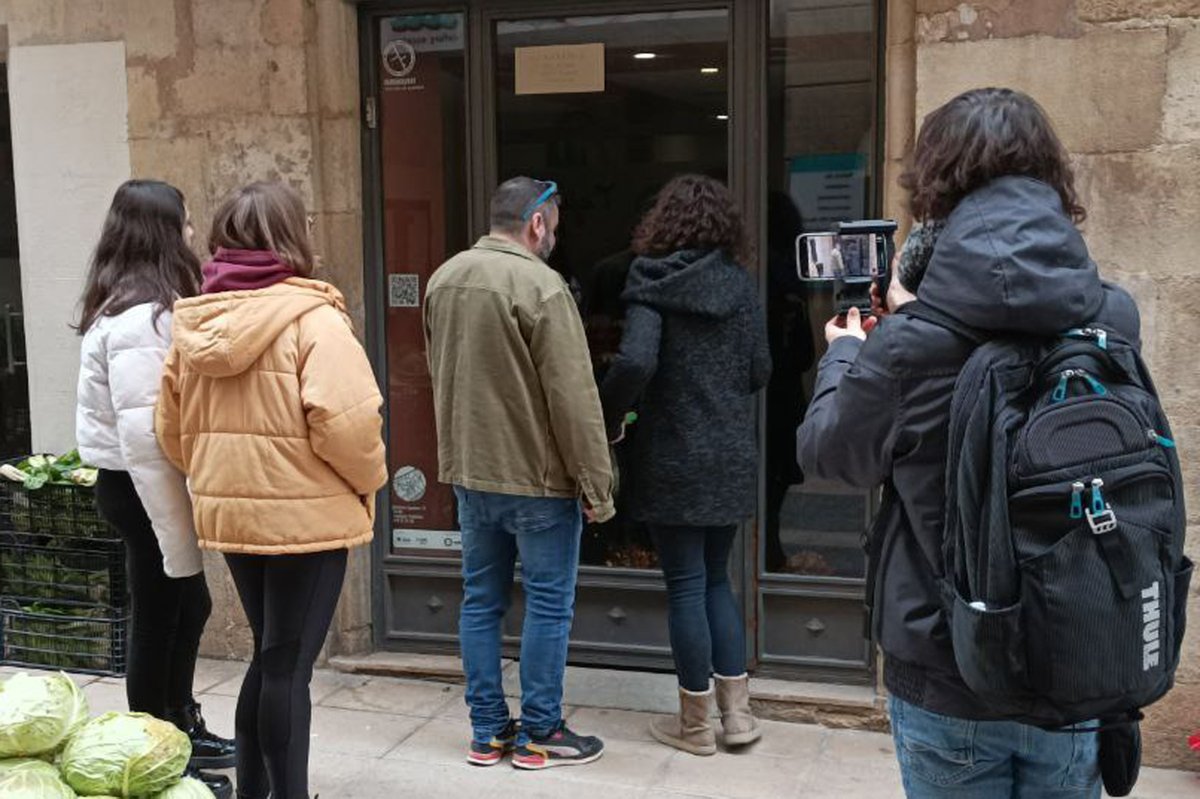 ajtarrega's tweet photo. 📸 L'@agenciaacn avui ha visitat #Tàrrega per conèixer més detalls de la iniciativa de la Regidoria de Promoció Econòmica que busca reobrir locals tancats en el marc de la qual alumnes de l'Escola @ondaratarrega exposen les seves creacions als aparadors d'aquests establiments https://t.co/UqprQCAiSh