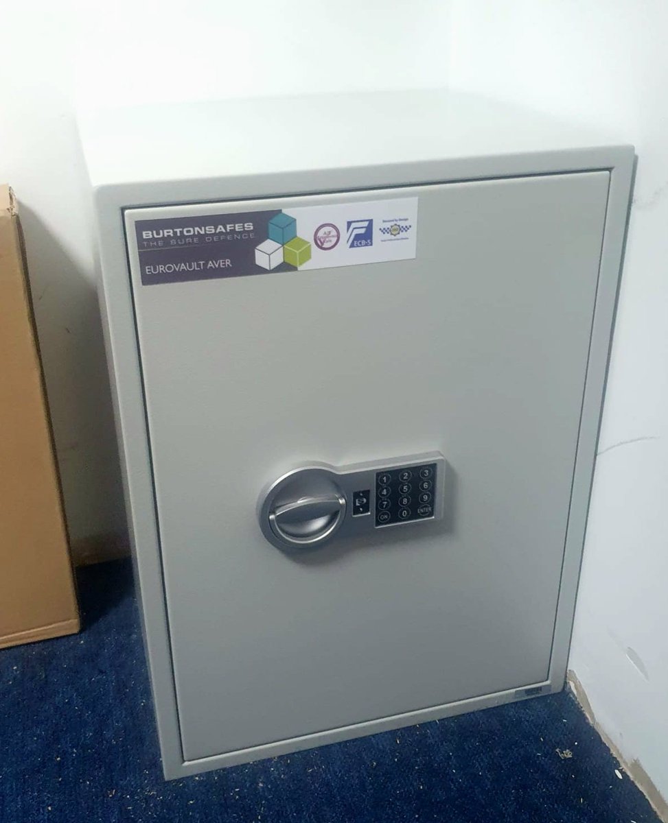 IKSLocksmiths's tweet image. Safe fitted in an office in E1 last week. It has a £4000 cash rating and £40,000 valuables rating. 

Contact us  on 0203 284 1045

#safeinstallation #mlalocksmith #cashrating #valuablerating  #homesafe #highsecurity
