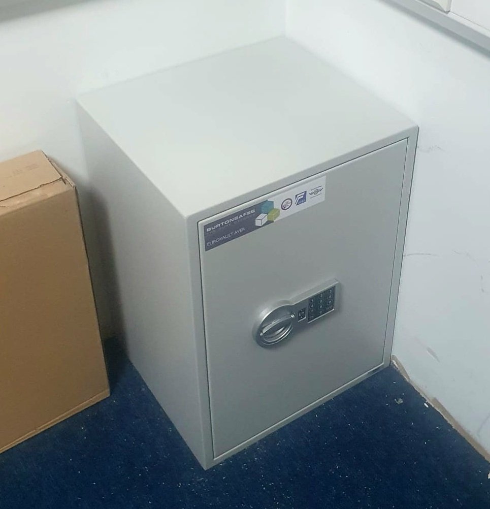 IKSLocksmiths's tweet image. Safe fitted in an office in E1 last week. It has a £4000 cash rating and £40,000 valuables rating. 

Contact us  on 0203 284 1045

#safeinstallation #mlalocksmith #cashrating #valuablerating  #homesafe #highsecurity
