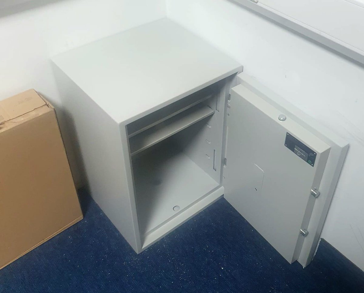 IKSLocksmiths's tweet image. Safe fitted in an office in E1 last week. It has a £4000 cash rating and £40,000 valuables rating. 

Contact us  on 0203 284 1045

#safeinstallation #mlalocksmith #cashrating #valuablerating  #homesafe #highsecurity