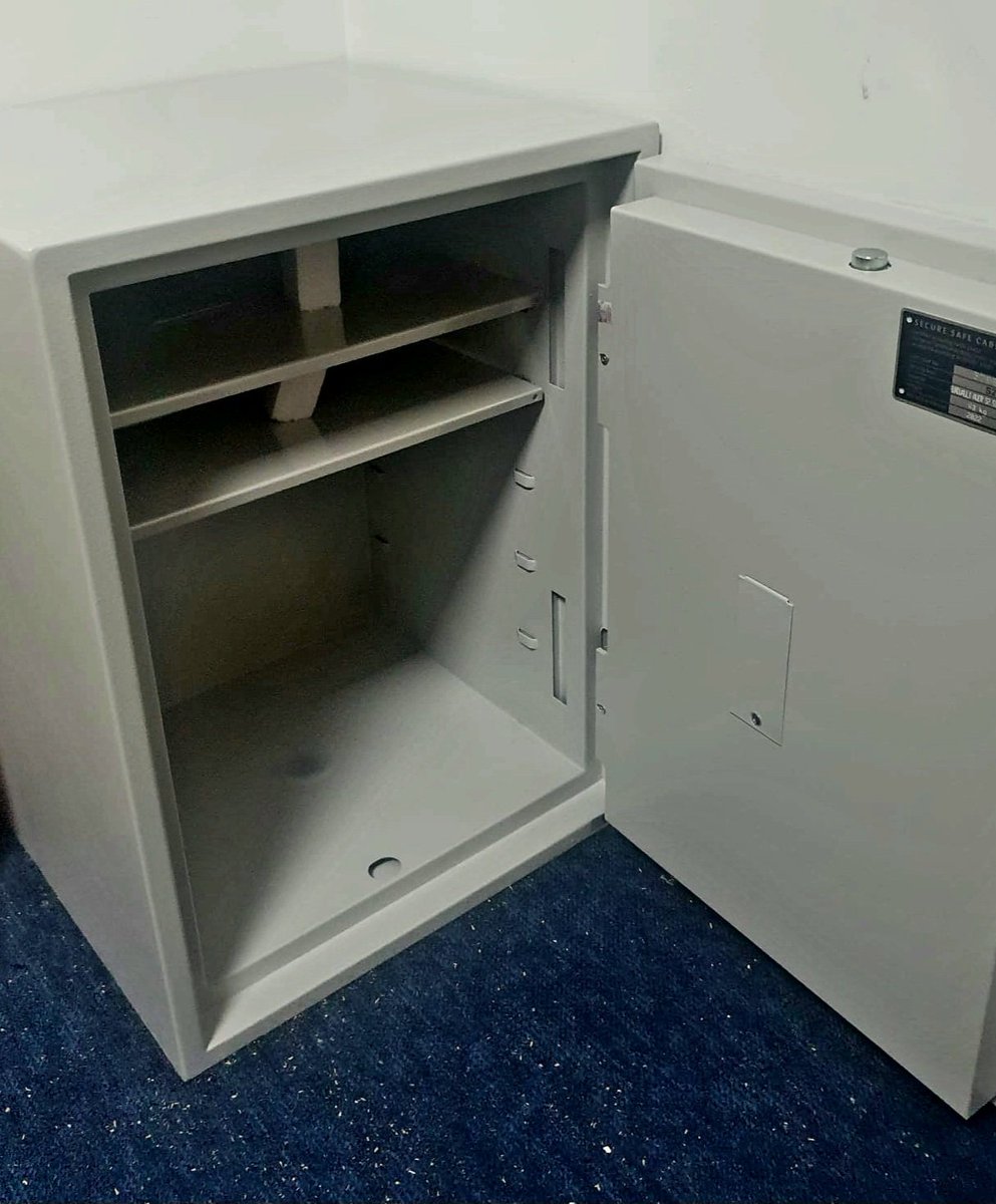 IKSLocksmiths's tweet image. Safe fitted in an office in E1 last week. It has a £4000 cash rating and £40,000 valuables rating. 

Contact us  on 0203 284 1045

#safeinstallation #mlalocksmith #cashrating #valuablerating  #homesafe #highsecurity