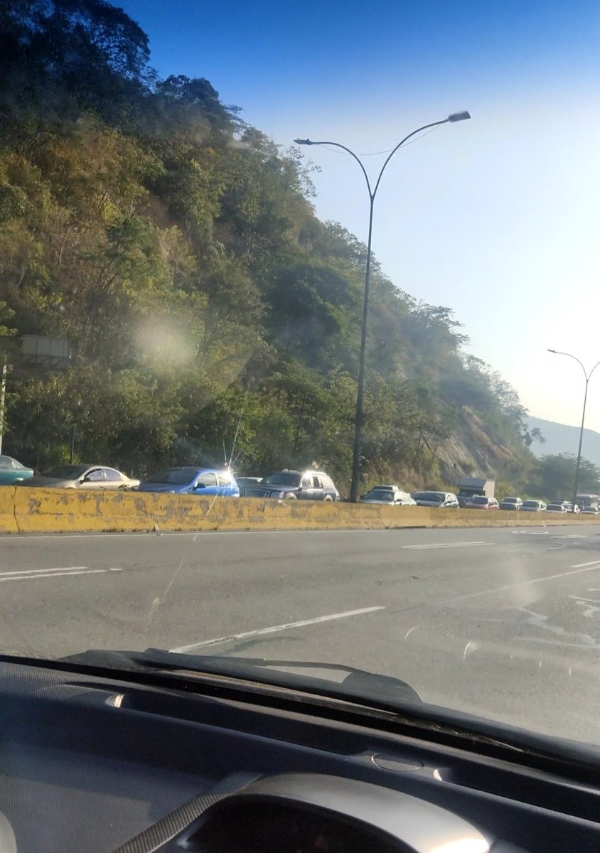 ParqueCaiza's tweet photo. #16Ene @NicolasMaduro @TarekWiliamSaab y Autoridades. Es INHUMANO el tiempo que se pierde en la cola innecesaria Dist. Metropolitano SOS a esta hora la misma se mantiene hasta km9 Guarenas https://t.co/EA5lDwKq2U