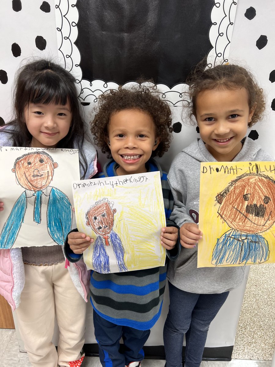 PearlandISD's tweet image. 🐬❤Lawhon Elementry students showed their pictures of Martin Luther King Jr. as they learned about his legacy. #WeAreKnowledgeable #BuildPearlandProud #MLKDay #WhatASchool