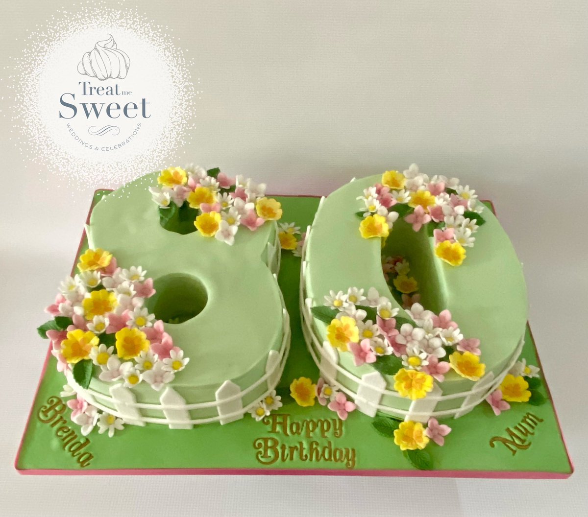 Large sculpted number 80 cake in lemon 🍋 and chocolate 🍫
Perfect cake with daisies, primrose and hydrangeas