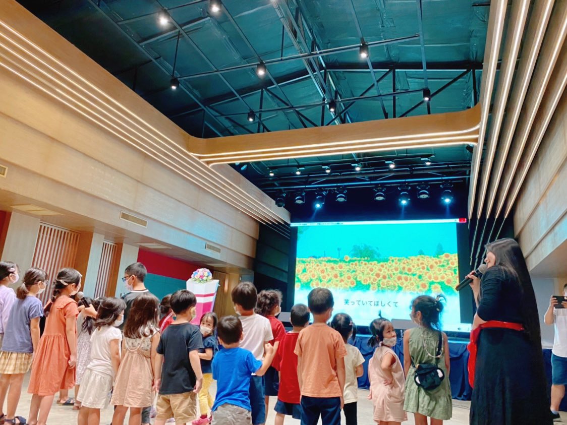 LSG_SmileLabo's tweet photo. 2022年8月30日🗓

#タイ の子供達と、コロナの影響で果たせなかった「約束」🤝

約3年ぶりに #アメリカンスクール で子供達と触れ合う事ができました☺️✨
大きな声で一緒に歌ってくれて🎤特別な時間になりました🍀

#福祉活動 #SDGS
#写真好きな人と繋がりたい
#ファインダー越しの私の世界 https://t.co/0He10TAdOP