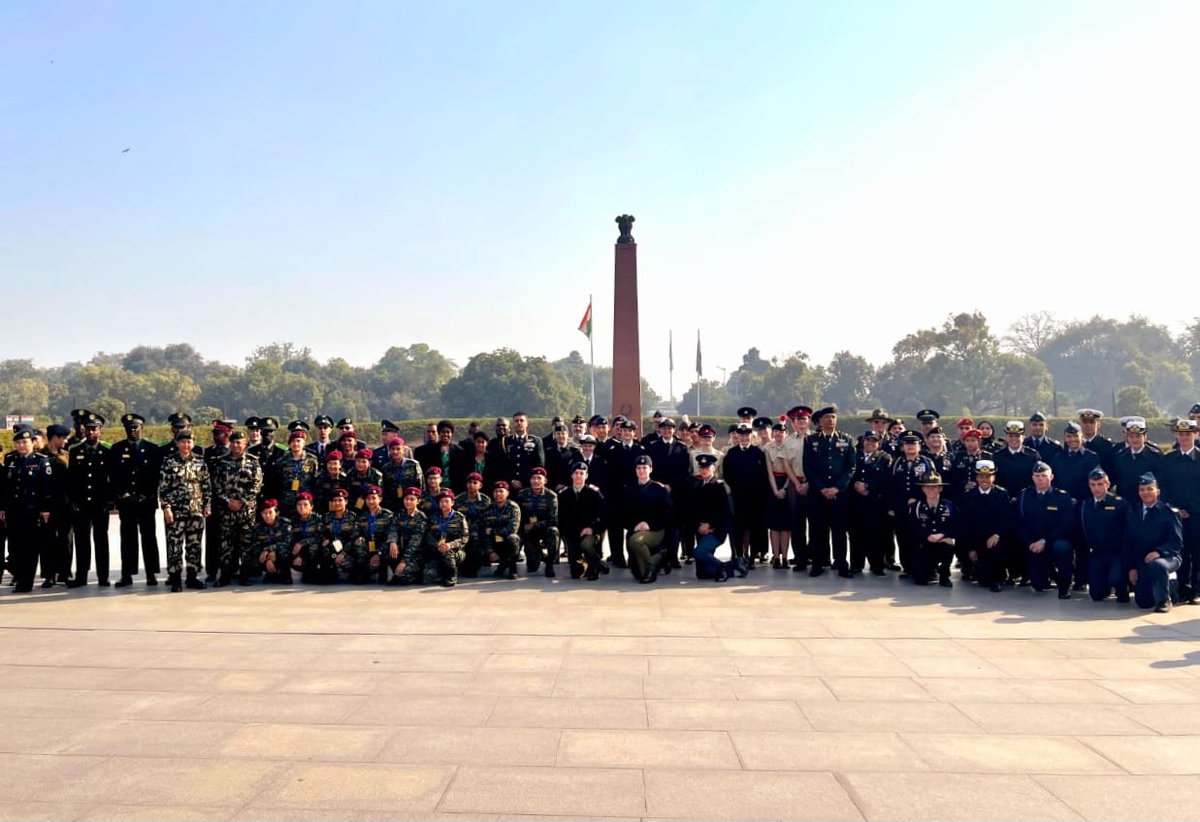 tourismgoi's tweet photo. #Repost 

#Foreign #Delegates from #16 countries, attending #YouthExchangeProgramme #2023, visited #NationalWarMemorial. On being taken on #guidedtour, the #delegation appreciated the #daredevilry &amp; #valiant action of #IndianArmedForces in #battles.

@DefenceMinIndia @MEAIndia https://t.co/J9Tzo2JwO0
