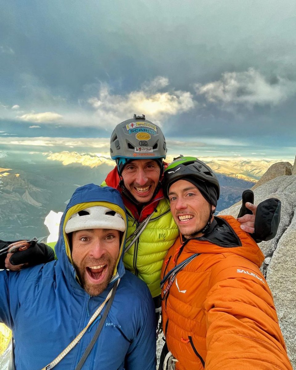 desnivelados's tweet photo. Matteo Della Bordella, Leo Gheza y Sean Villanueva gozaron de una jornada magnífica en el patagónico macizo del #FitzRoy, con la apertura en el día una nueva vía en la cara este de la Aguja Mermoz : ‘¿Qué mirás, bobo?’ (500 metros, 7b) 
https://t.co/QhhIoiQJXK https://t.co/81fp7Llw4x